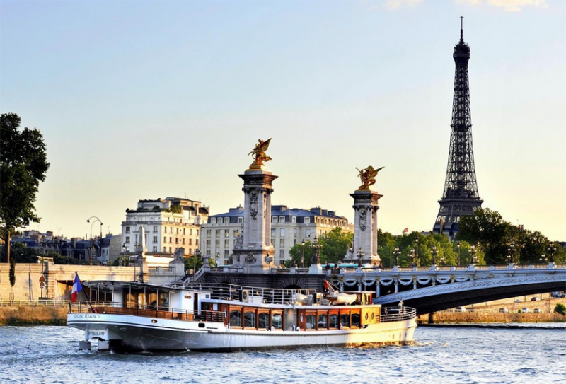 Dạo thuyền trên sông seine - paris, pháp