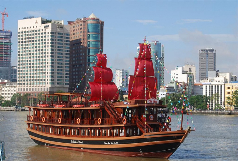 Water Puppet Show and Dinner on Indochina Junk Cruise at Saigon