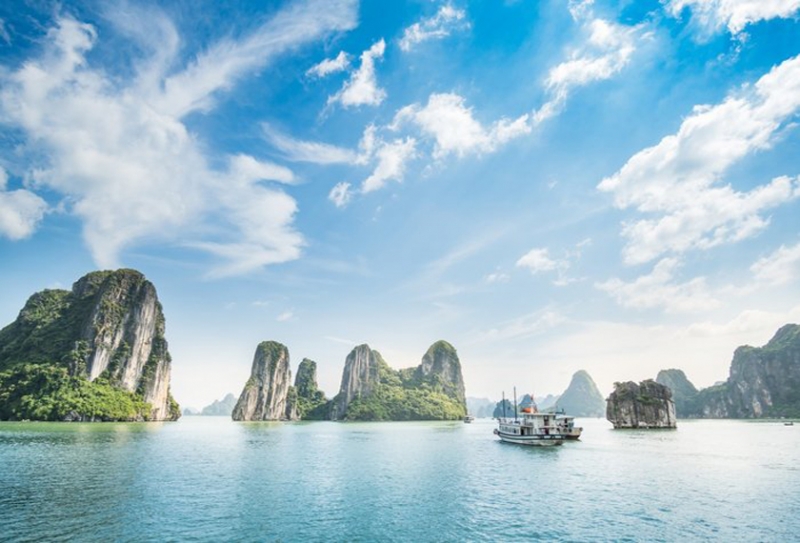 HẠ LONG BÊN BỜ DI SẢN